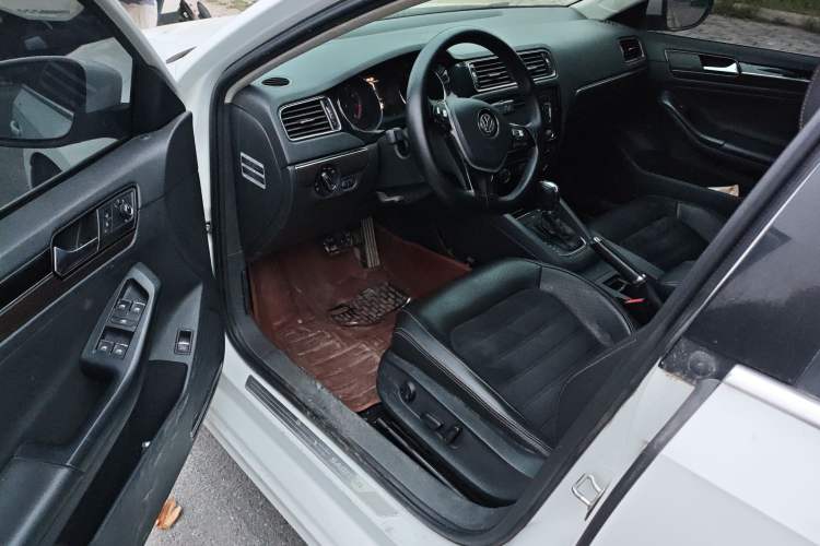 Used Volkswagen Sagitar 2015 230TSI Automatic Luxury Model
