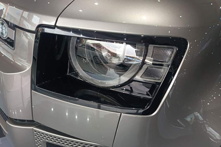 Used Land Rover Defender 2025 110 3.0T P400 – Dynamic HSE Left Front Headlight