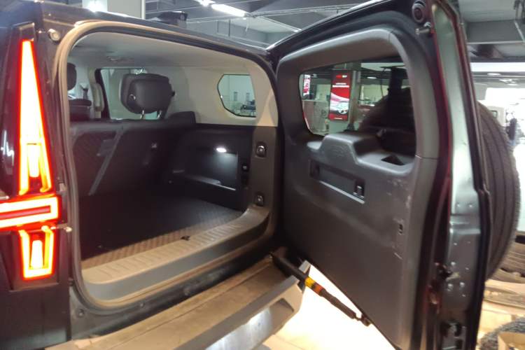 Used Brave warrior 917 2023 Range-Extended Base Model Trunk