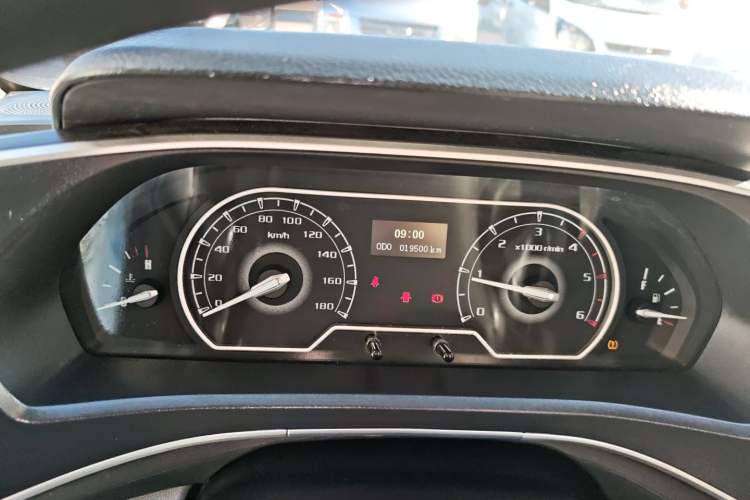 Used SAIC MAXUS Xintu V80 2023 2.0T Manual Classic Aoyuntong Short Wheelbase Ultra-Low Roof 5/6-Seater Instrument Cluster