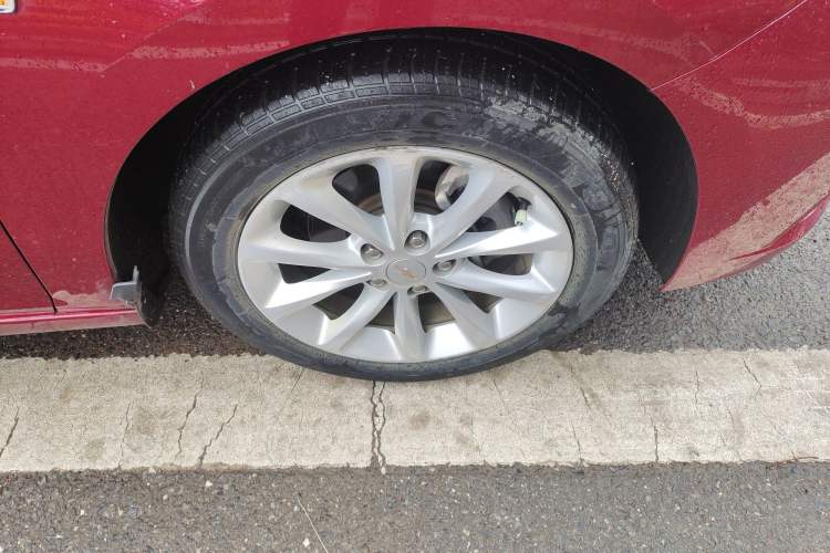 Used Chevrolet Cruze 2018 320 Automatic Pioneer Sunroof Edition Right Front Wheel Hub