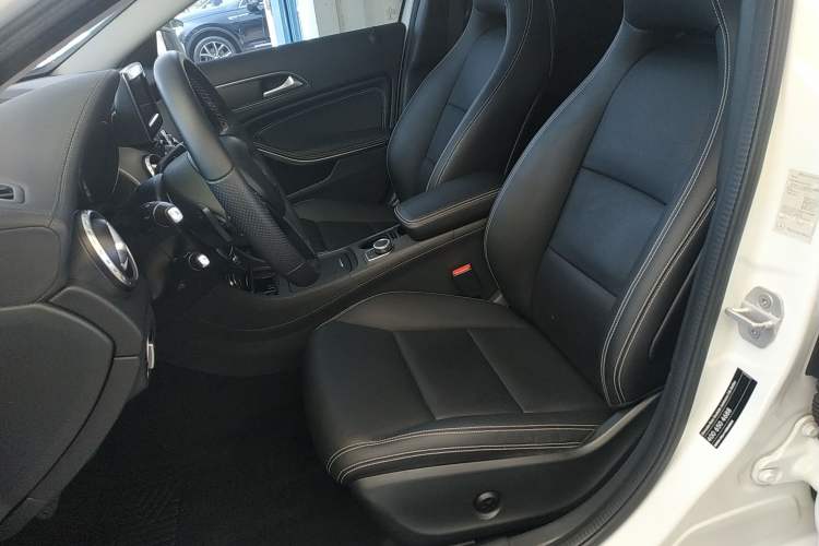 Used Mercedes-Benz GLA 2015 GLA 220 4MATIC Fashion Model Left Front Seat