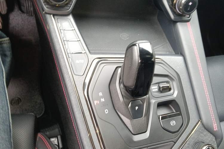 Used Lynk & Co 05 2020 2.0TD Four-Wheel Drive HypeHalo Gear Lever