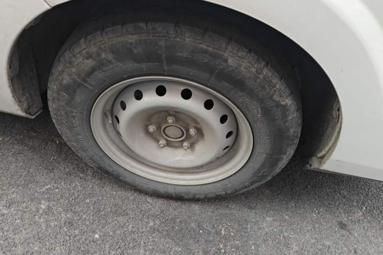 Used SRM New Energy E3 2025 Fudi 310KM Practical Passenger Vehicle Right Front Wheel Hub