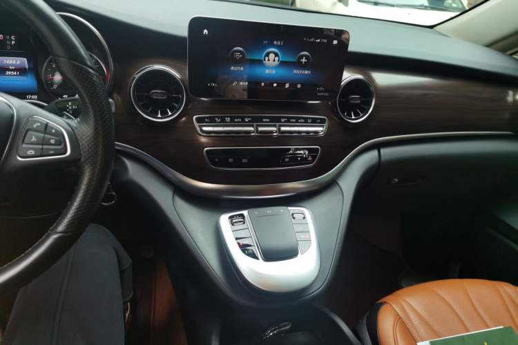 Used Mercedes-Benz V-Class 2021 V 260 Avantgarde Edition Audio And AC Panel