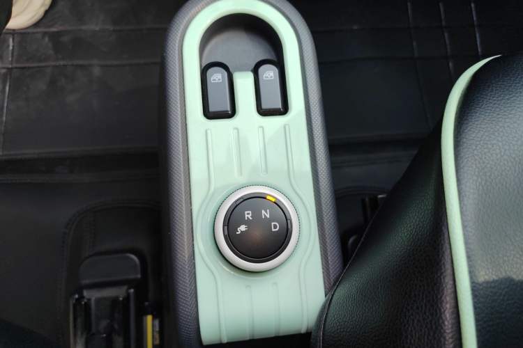 Used Wuling Hongguang MINIEV 2021 Macaron Fashion Model Lithium Iron Phosphate Gear Lever