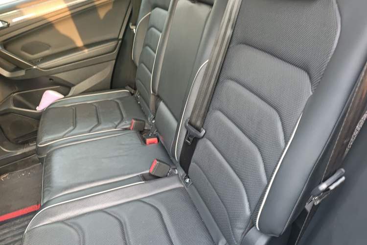 Used Volkswagen Tiguan L 2020 330TSI Automatic Two-Wheel Drive R-Line Flagship Version China VI Standard Left Rear Seat