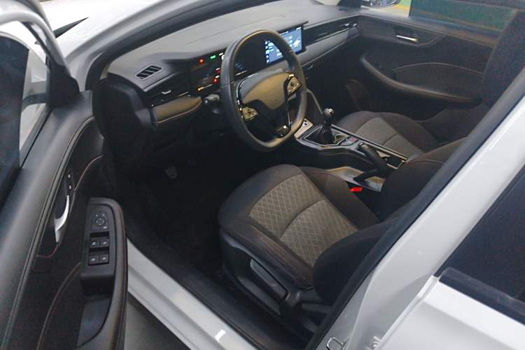 Used Roewe i5 2023 1.5L Manual Comfort Edition
