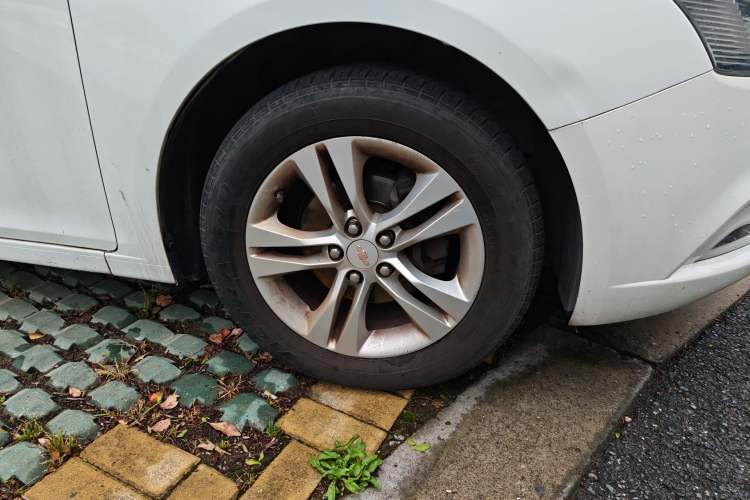 Used Chevrolet Cruze 2015 1.5L Classic SE AT Right Front Wheel Hub