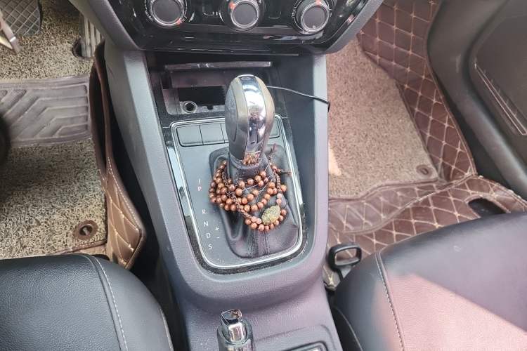 Used Volkswagen Sagitar 2015 1.6L Automatic Comfort Model Gear Lever