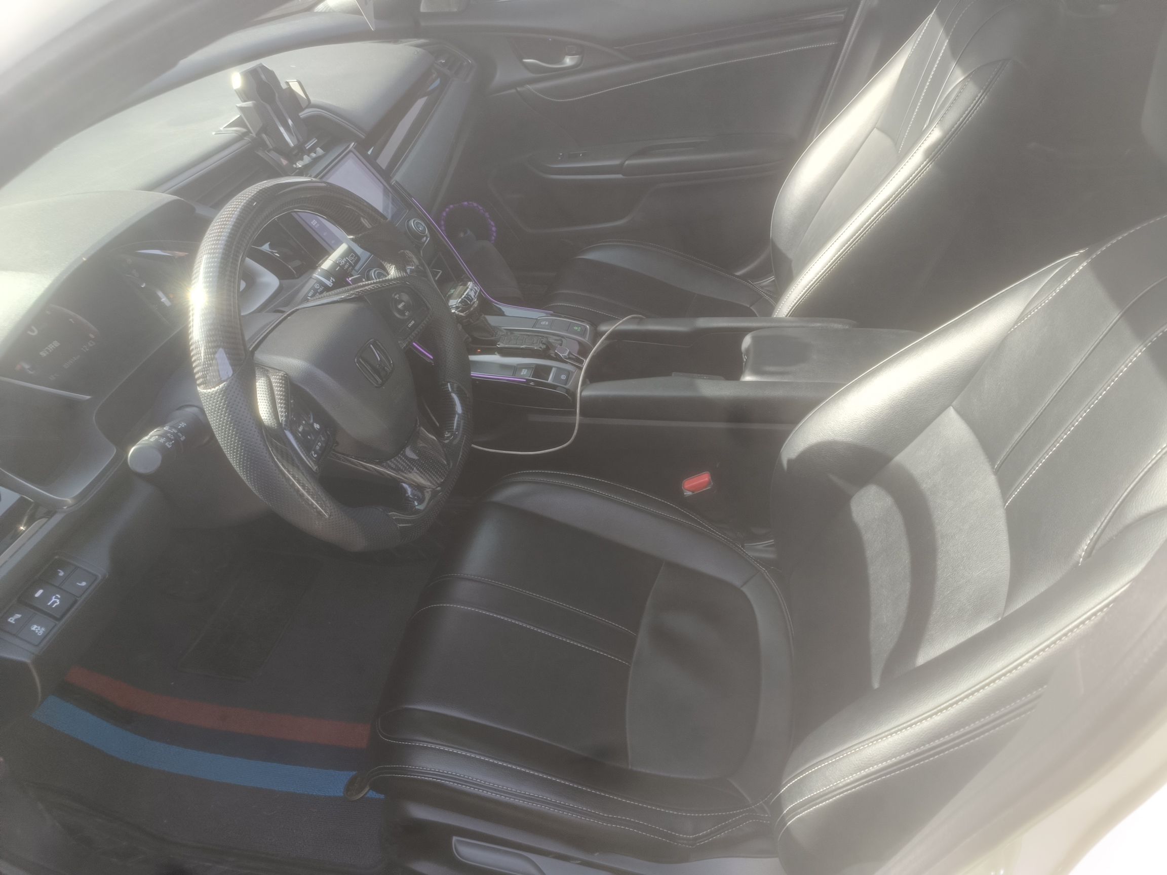 المقاعد الأمامية داخل السيارة