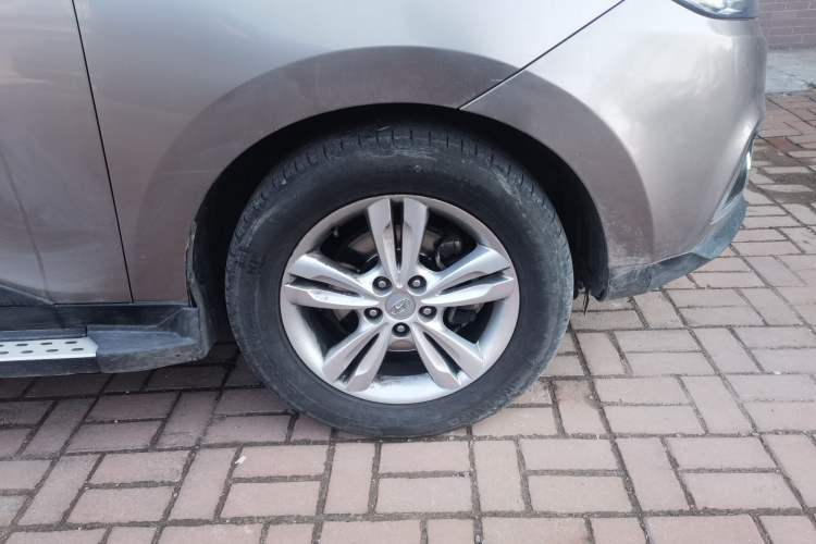 Used Hyundai ix35 2010 2.0L Automatic Two-Wheel Drive Elite Edition GLS Right Front Wheel Hub