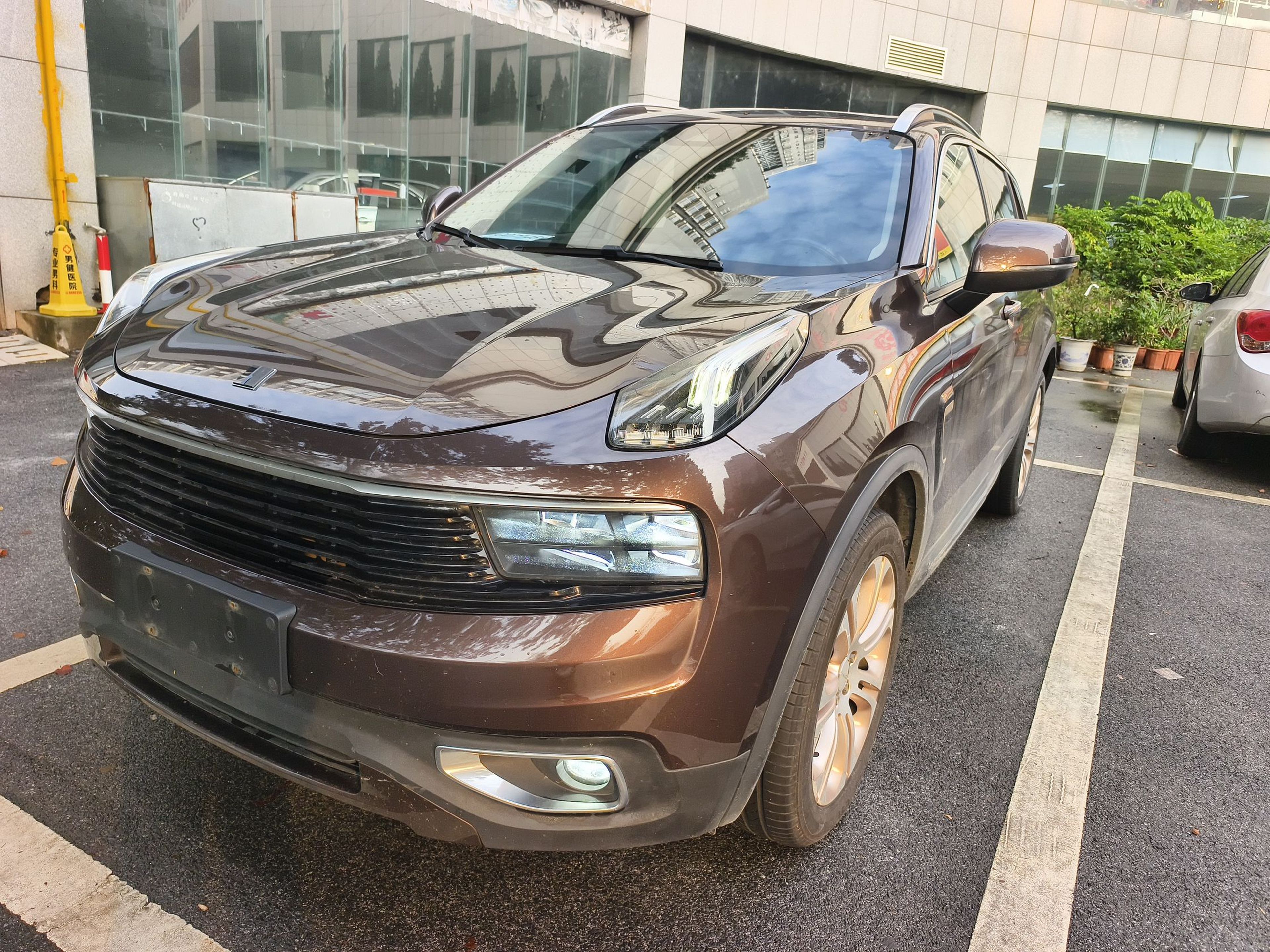 Под передней частью автомобиля