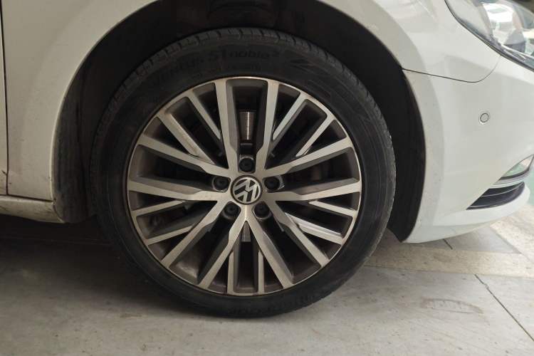 Used Volkswagen CC 2016 1.8TSI Luxury Model Right Front Wheel Hub