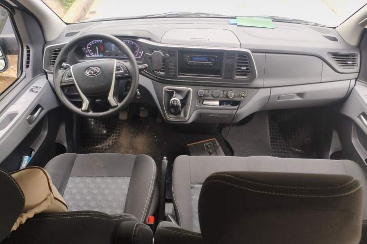 Used SAIC MAXUS Xintu V80 2024 Aotuntong 6MT Short-Wheelbase Mid-Roof Model with 127 Ps 5/6 Seats
