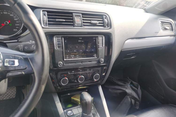 Used Volkswagen Sagitar 2017 1.6L Automatic Comfort Model Audio And AC Panel