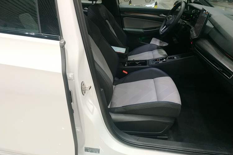 Used Volkswagen Golf 2025 300TSI R-Line Right Front Seat