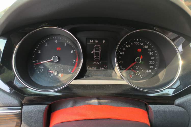 Used Volkswagen Sagitar 2015 230TSI Automatic Luxury Model Instrument Cluster