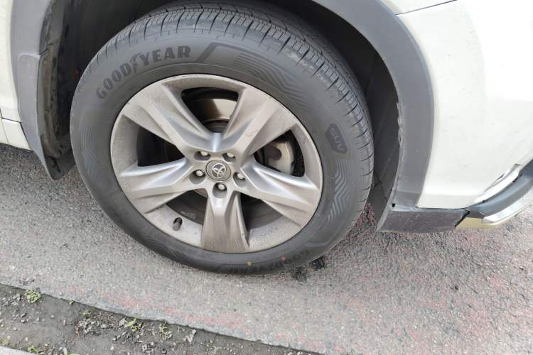 Used Toyota Highlander 2015 2.0T Four-Wheel Drive Luxury Edition 7-Seater Right Front Wheel Hub