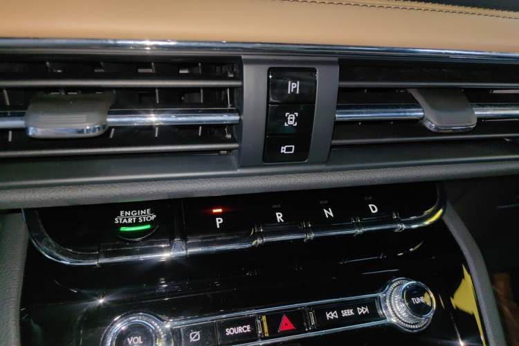 Used Lincoln Corsair 2022 2.0T Two-Wheel Drive Luxury Edition Gear Lever