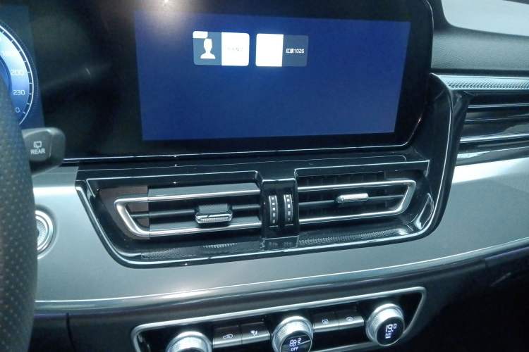 Used Hongqi HS5 2023 2.0T Four-Wheel Drive Flagship Pro Edition Audio And AC Panel