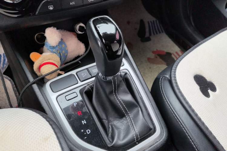 Used Hyundai ix25 2017 1.6L Automatic Smart Version Gear Lever