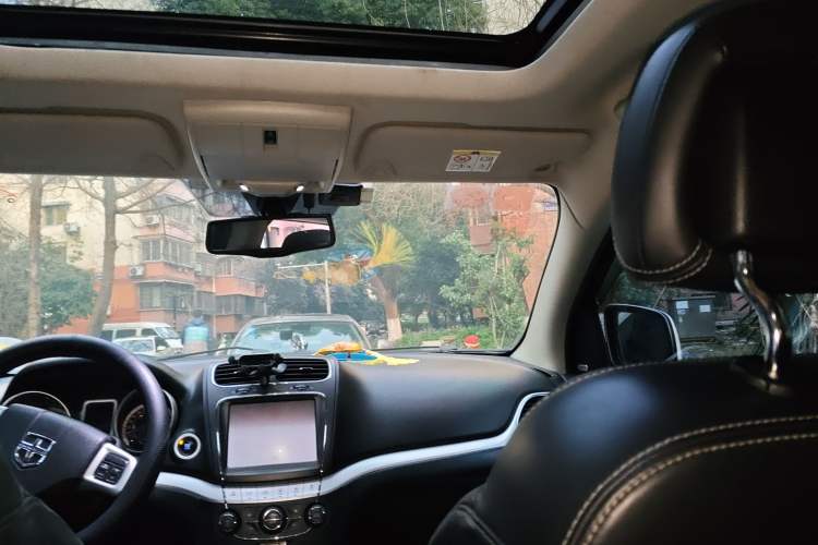 Used Dodge Journey 2013 2.4L Two-Wheel Drive Luxury Version