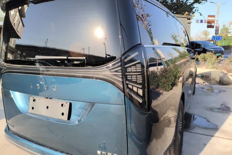 Used Geely Galaxy LEVC L380 2024 140-Degree 6-Seater All-Wheel-Drive Ultra