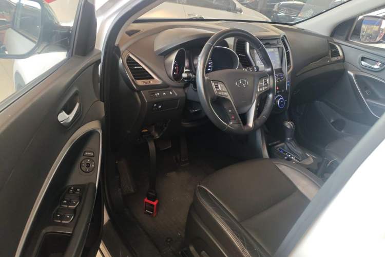 Used Hyundai Santa Fe 2015 2.0T Automatic Two-Wheel Drive Smart Version 5 Seats