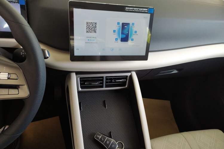 Used BYD Yuan UP 2025 Model 301KM Leading Version Audio And AC Panel