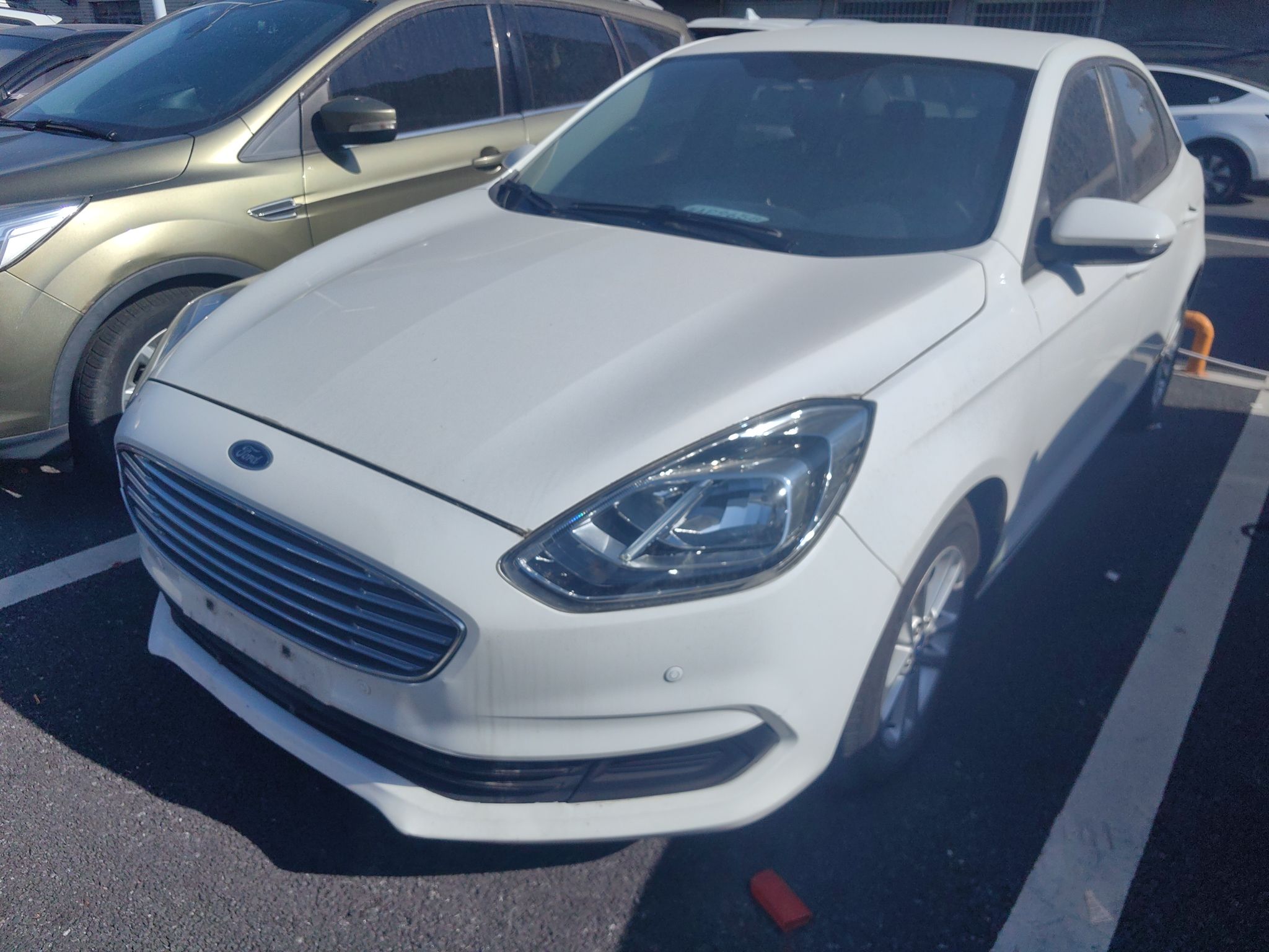 تحت مقدمة السيارة