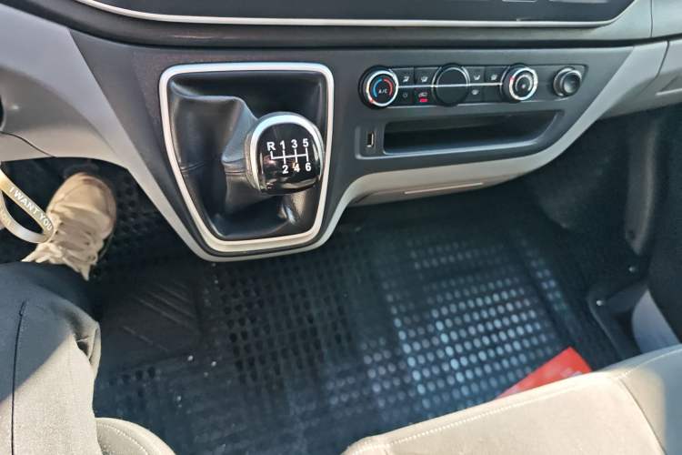 Used SAIC MAXUS Xintu V80 2023 2.0T Manual Classic Aoyuntong Short Wheelbase Ultra-Low Roof 5/6-Seater Gear Lever