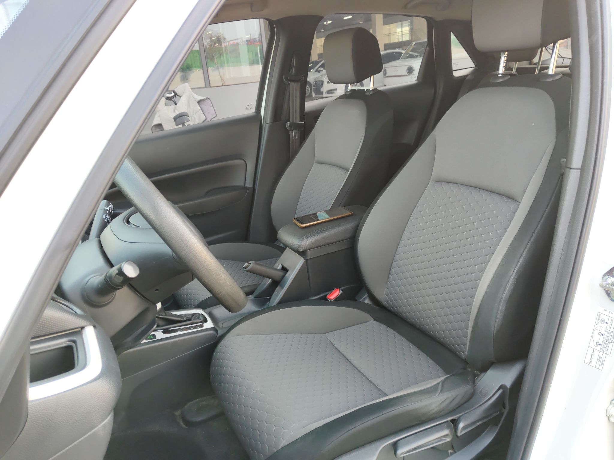 Переднее сиденье в автомобиле