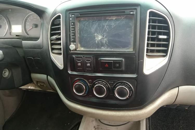 Used FORTHING Lingzhi 2016 V3 1.5L 5-Seater Special Offer Model Audio And AC Panel