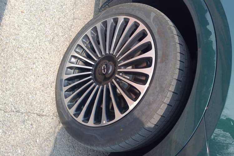 Used Hima AITO M9 2024 Range-Extended Ultra Version 52 kWh 6-Seater Model Right Front Wheel Hub