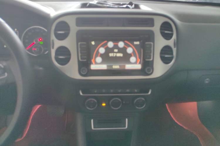 Used Volkswagen Tiguan 2015 1.8TSI Automatic All-Wheel-Drive Luxury Model Audio And AC Panel