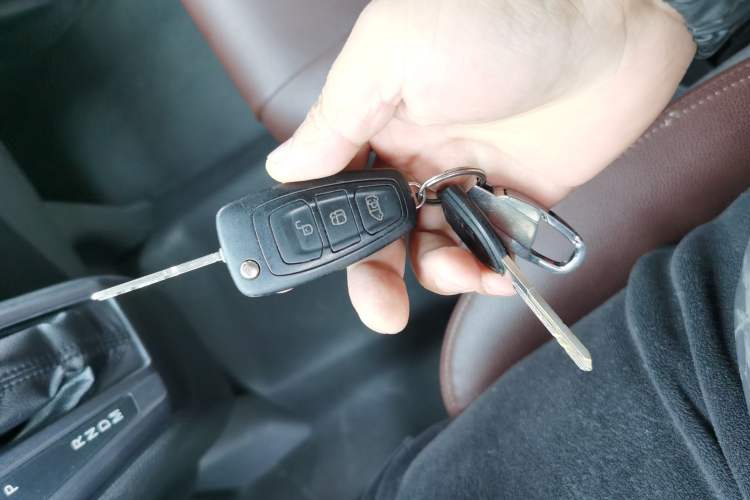 Used Ford Transit 2019 2.0T Gasoline Automatic Multi-Function Commercial Vehicle Short Wheelbase Low Roof 6-Seater China VI Standard