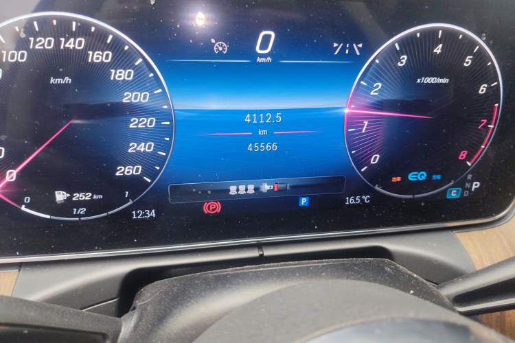 Used Mercedes-Benz C-Class 2022 C 260 L Odometer Close Up