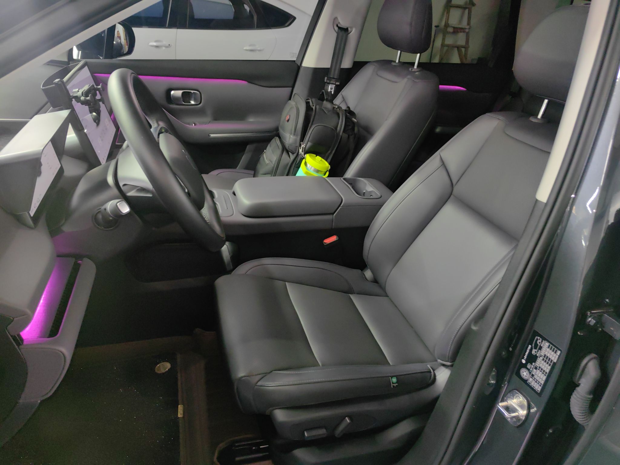 المقاعد الأمامية داخل السيارة