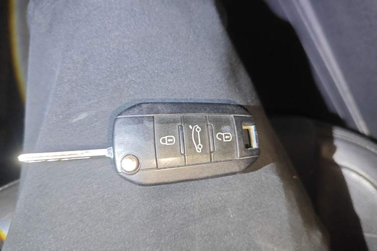 Used Peugeot 3008 2013 2.0L Automatic Trend Edition Vehicle Key