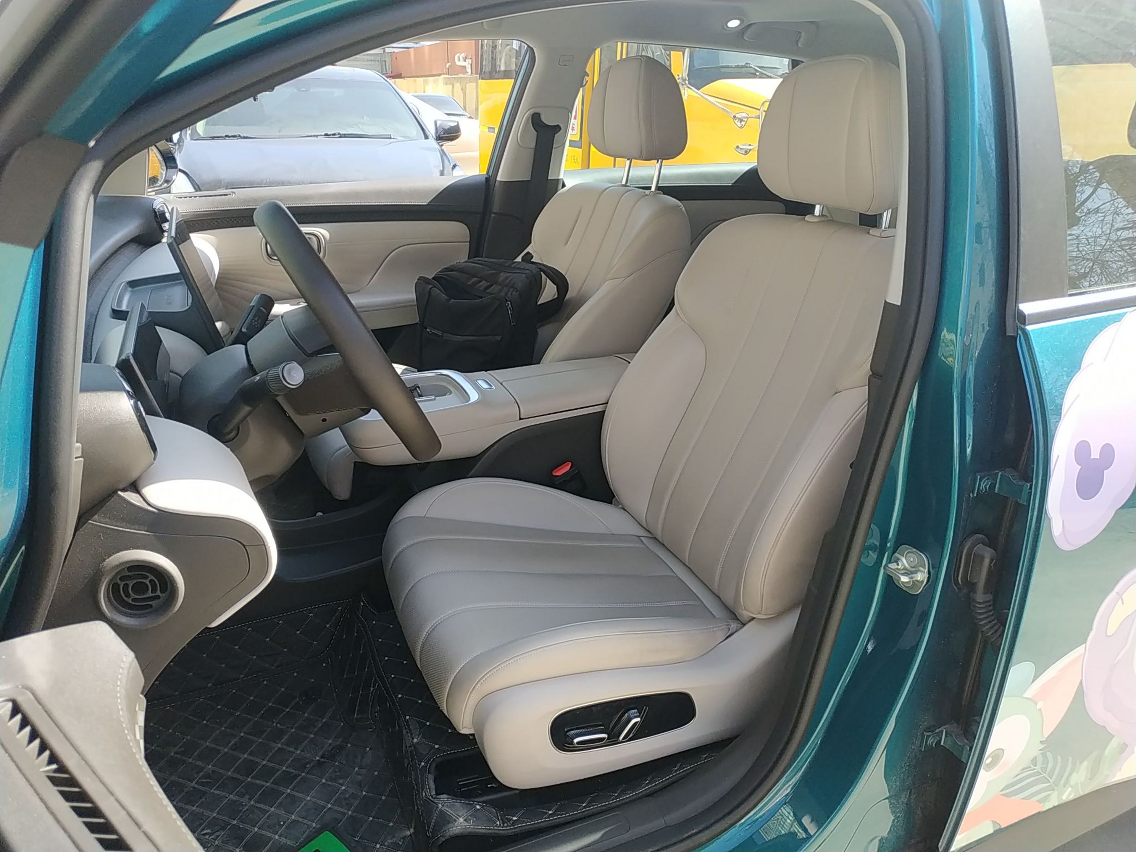 Переднее сиденье в автомобиле