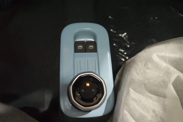 Used Geely Galaxy Panda 2024 Panda Mini 200km Endurance Bear Gear Lever