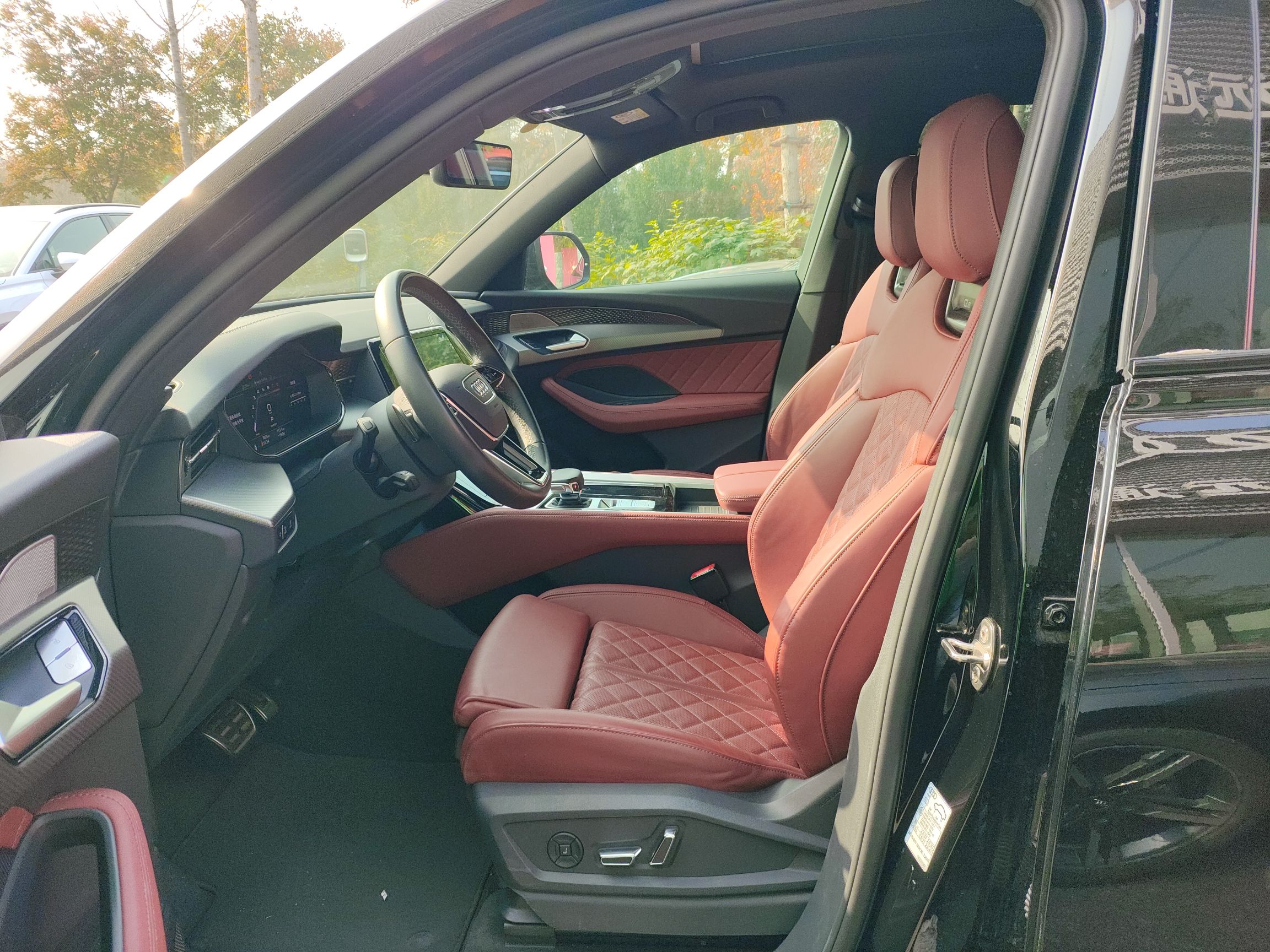 المقاعد الأمامية داخل السيارة