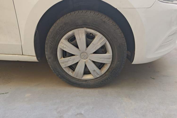 Used Volkswagen Jetta 2015 Value Edition 1.6L Manual Fashionable Style Right Front Wheel Hub