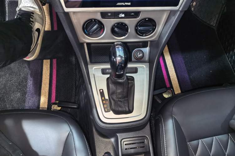 Used Volkswagen Lavida 2013 Revised Classic 1.6L Automatic Fashion Edition Gear Lever