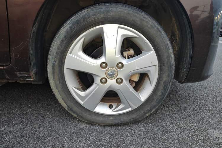 Used Venucia R30 2014 1.2L Manual Luxury Edition Right Front Wheel Hub