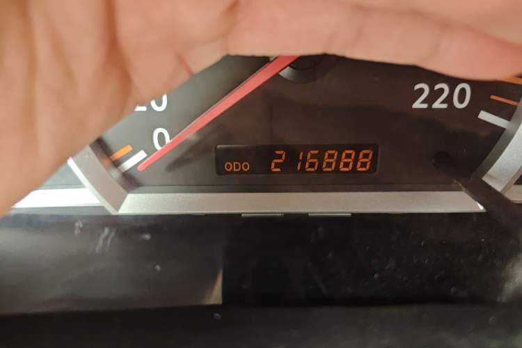 Used Nissan D22 2013 2.4L Gasoline Two-Wheel-Drive Standard Model Odometer Close Up