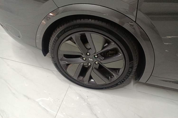 Used Li Auto L9 2022 Max model Right Rear Wheel Hub