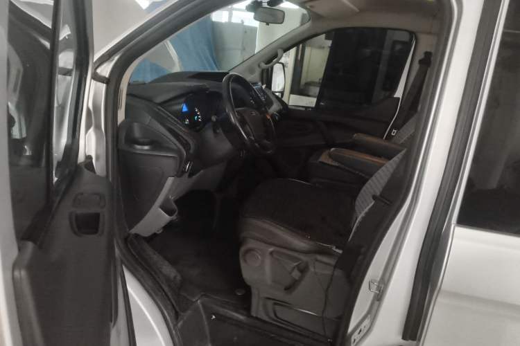 Used Ford Transit 2020 2.0T Diesel Multi-Function Commercial Vehicle Mid-Chassis Low-Roof Design with Dual Rear Doors Meeting China VI Emission Standards
