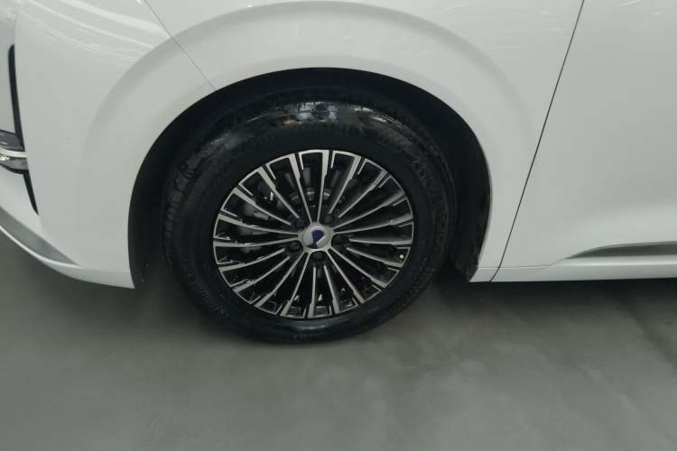 Used Denza D9 2022 DM-i 970 Four-Wheel Drive Prestige Model Left Front Wheel Hub